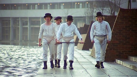 Gang aus „A Clockqork Orange“; vier Männer in weißer Kleidung mit schwarzen Stiefeln und schwarzen Hüten